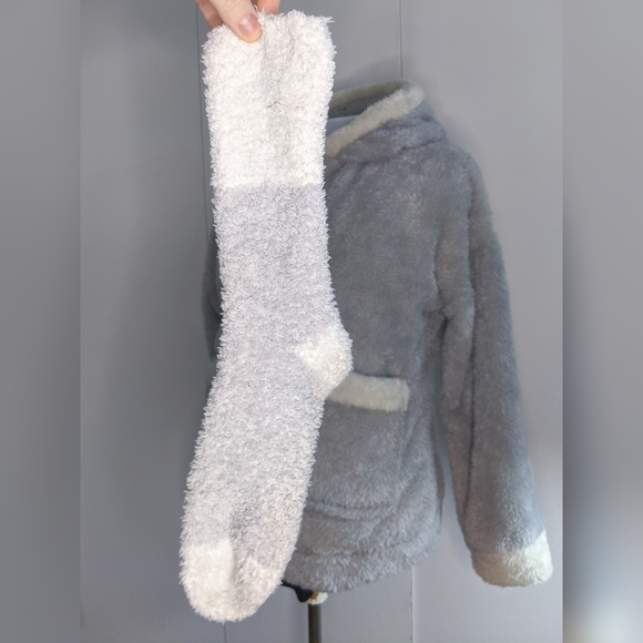 2 piece Rabbit Pajama + Socks - Picture 7 of 8